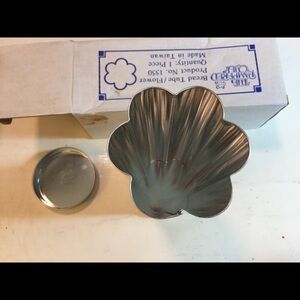 The Pampered Chef Flower Bread Tube